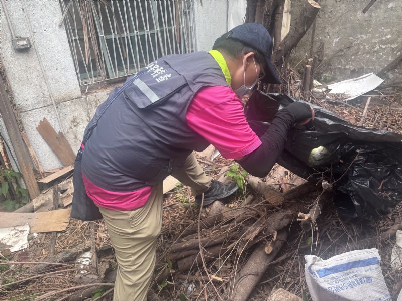 尤天厚秘書長與南市登革熱防疫團隊社區巡查